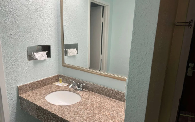 Travelodge Airport Platte City