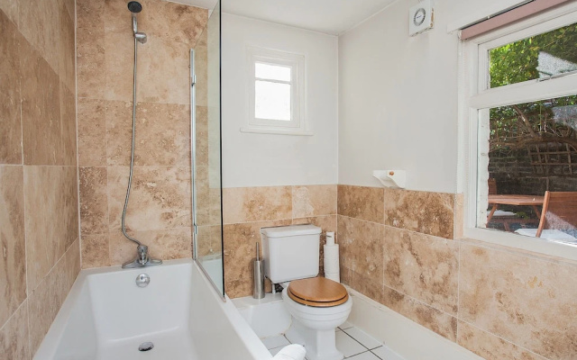 1 Bedroom Garden Flat In Battersea
