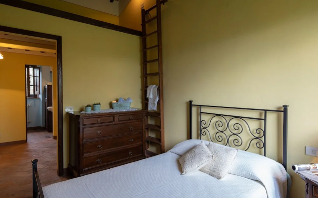 Spacious Villa at Lombriciano with Swimming Pool