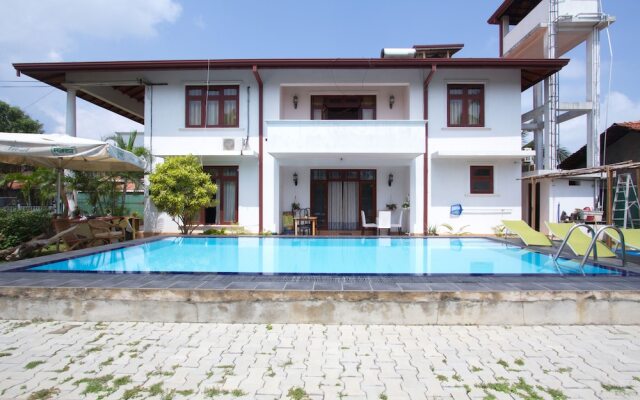 Отель The Blue Beach Guesthouse вид на фасад