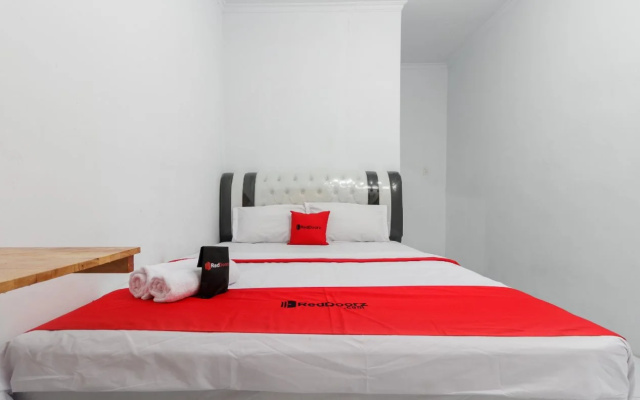RedDoorz Plus near Universitas Methodist Medan