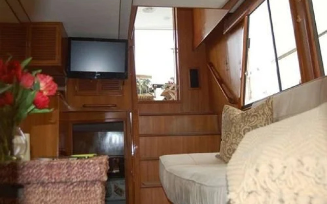 Dockside Yacht Lodging