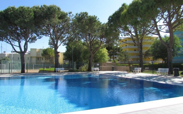 Spacious Flat With Pool Access