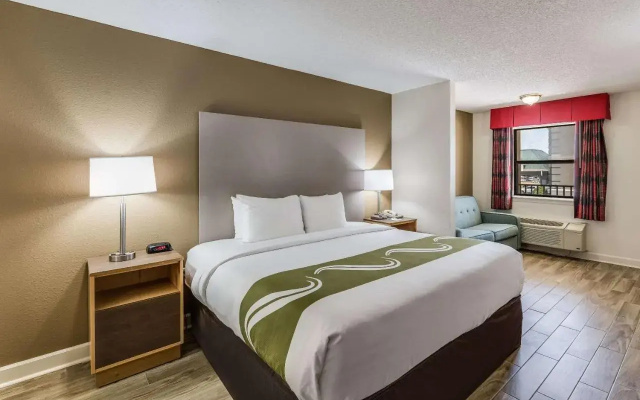 Econo Lodge Inn & Suites