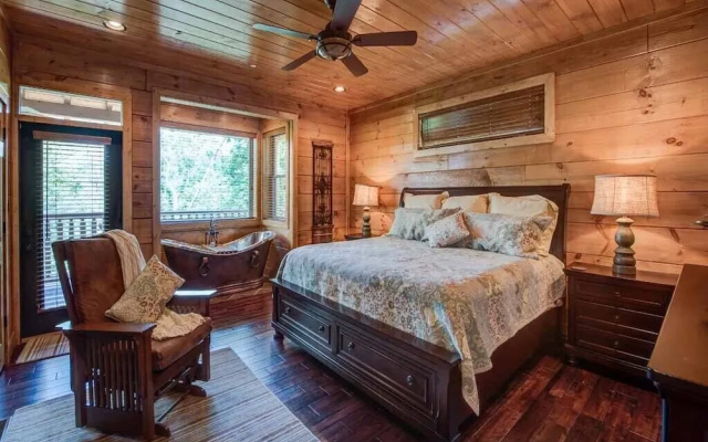 Bear Elegance - Three Bedroom Cabin