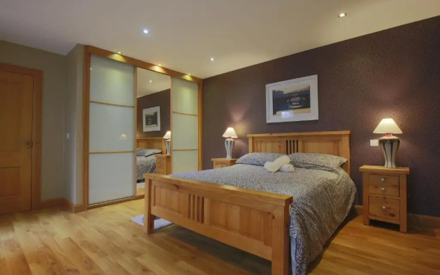 Spacious 4 Bedroom Home - 5 Min Walk To Town