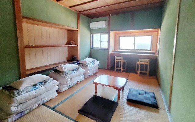 Guesthouse Bench