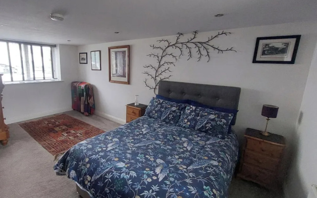 1 Bed Flat - Sleeps 4 - Garden - Parking - Wifi