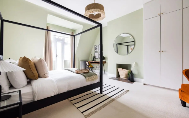 The Queens Park Sanctum - Lovely 2bdr Flat with Balcony