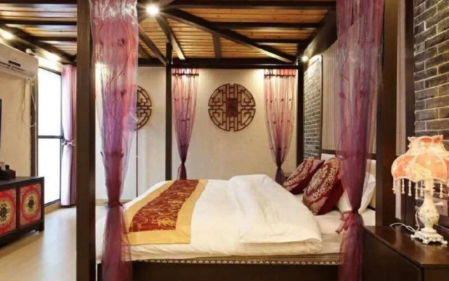 Fenghuang Nanmu Inn No.1