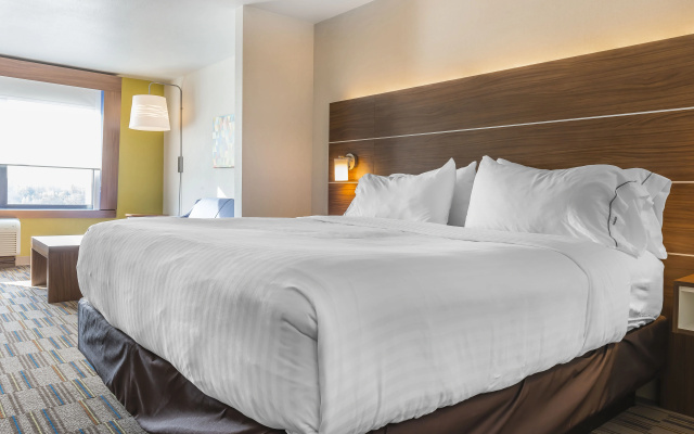 Holiday Inn Express & Suites Clarion by IHG