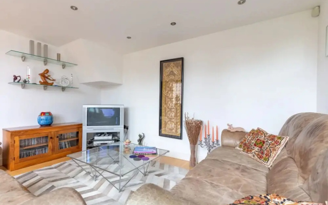 Spacious 2 Bedroom Apartment in Converted Warehouse in Brixton