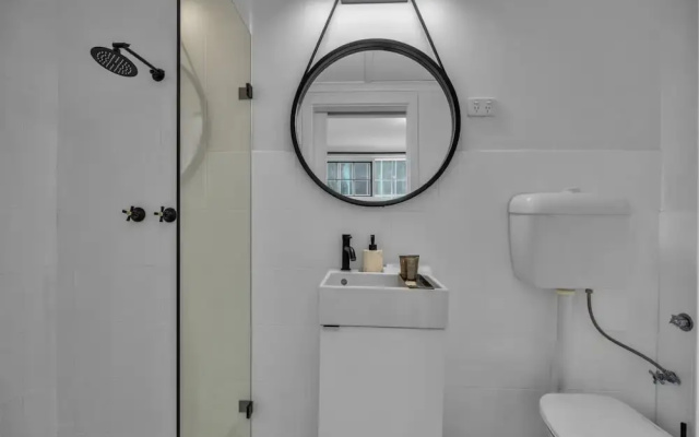 Central 1-bed Adelaide Apartment With Balcony