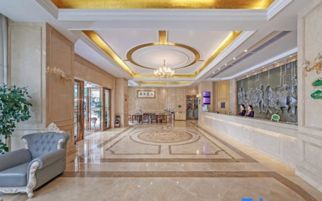 Vienna Hotel (Nandan Dongtian Jiuhai Scenic Area Jinfurong Square Branch)