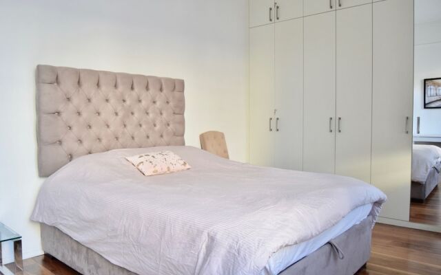 Отель Elegant Luxury Kensington Flat With Terrace комната для гостей