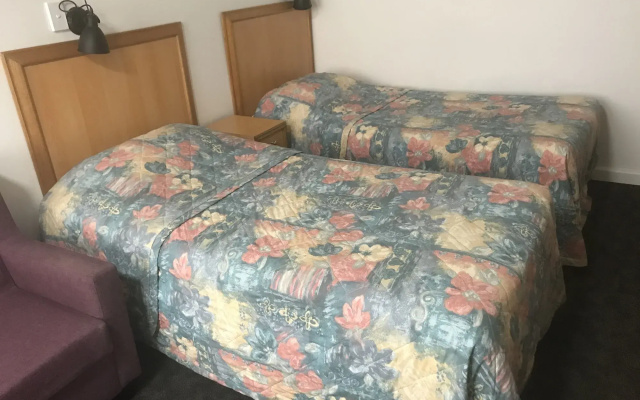 Edgecliff Lodge Motel