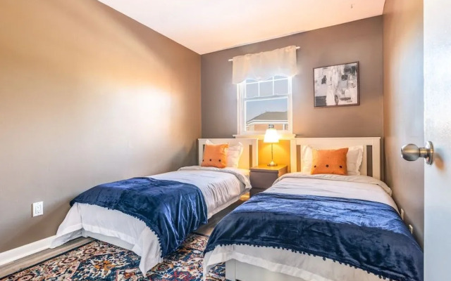 Charming 3BR House Cozysuites Pool Table