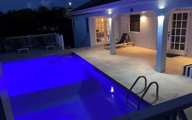 Villa - Sleeps 6 - Pool - Parking - Garden