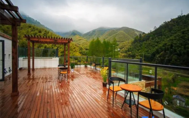 Cloud Mirror Holiday Hostel