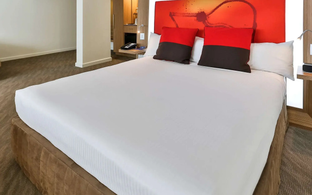 Novotel Sydney West HQ Hotel