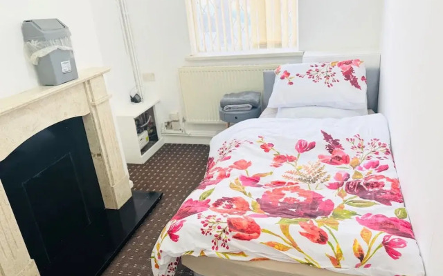Stoke-on-trent - House - Sleeps 7 - City Centre