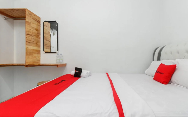 RedDoorz Plus near Universitas Methodist Medan