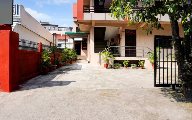 OYO Flagship 4464 MAIRA RESIDENCY