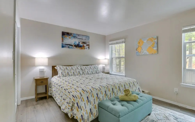 Hot Tub & Pool Access: Year-round Pocono Retreat!