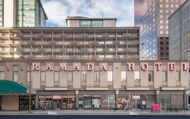 Отель Ramada Plaza by Wyndham Calgary Downtown Канада, Калгари - отзывы, цены и фото номеров - забронировать отель Ramada Plaza by Wyndham Calgary Downtown онлайн вид на фасад