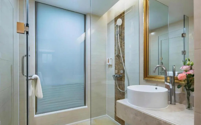 Vienna Hotel (Huidong and Run Pedestrian Street)