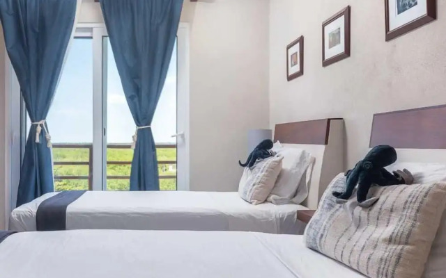 Enchanting 4 Bedroom PH With Beach Front