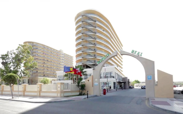 Hotel Puente Real вид на фасад