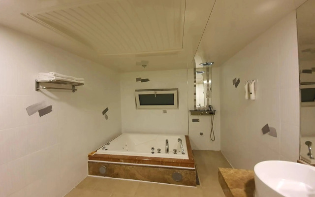 Friendly DH Naissance Hotel by Mindrum Group
