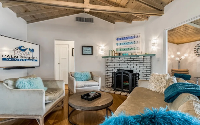 Palm Springs Glamour Three Bedroom House