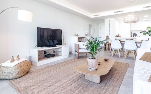 Inf2.4e - Modern 2-bed Apt With Roof top Pool