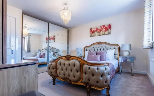 10 Guests - 5 Bedrooms - Free Parking - Lux House