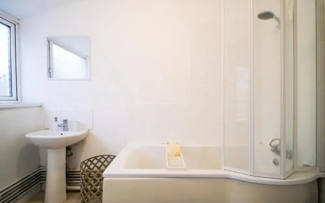 4 Bed House Sleeps 7-free Parking- Contractors