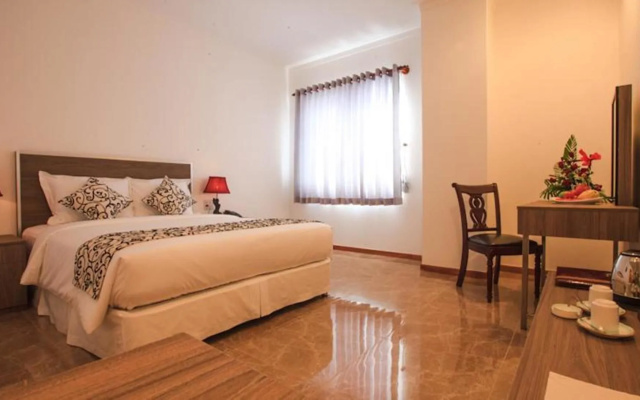 Den Long Do Hotel & Restaurant