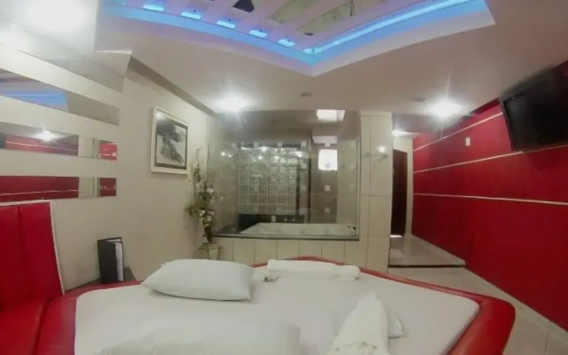 Flamboyant Motel - Adults Only