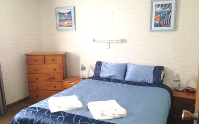 Emu Beach Chalets