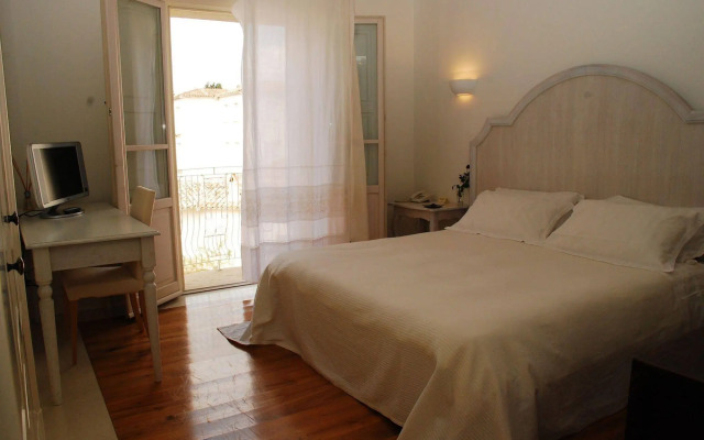Tarthes Hotel