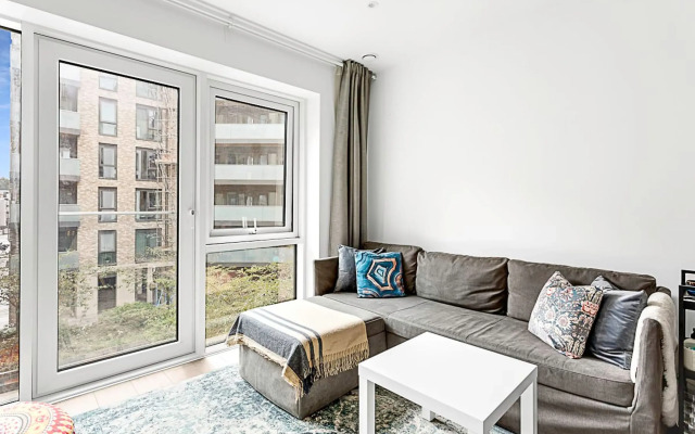 Stylish Flat In Battersea Reach
