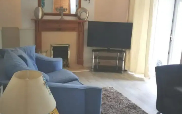 Tranquil Retreat - 3 Bedroom House With hot tub