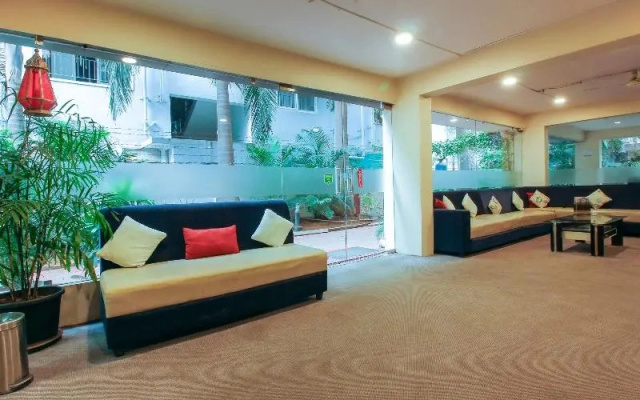 Capital O 68918 Sravya Grand Residency