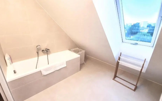 Rooftop Terrace, free garage parking and Pool!