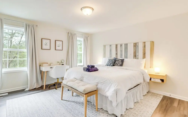 5 Mi to Lake: Modern Tobyhanna Retreat!