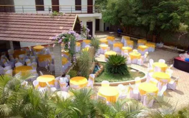 Golds Club & Resort