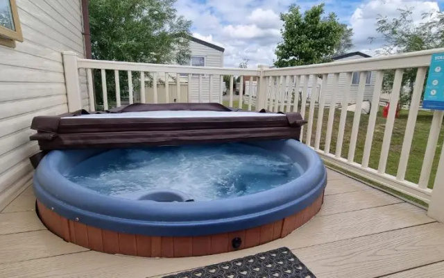 Rj Luxury Caravan Hire 2 with Hot Tub