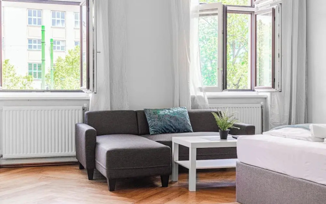 2BR Apartment Steps From AKH Center