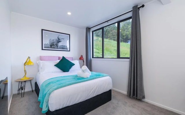 Modern, Plush & Picturesque - Brand New Townhouse